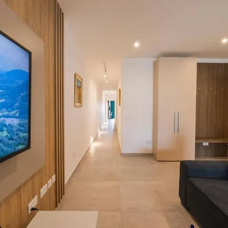 Swieqi 3 Bedroom 5 شقة *