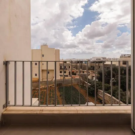 Swieqi 3 Bedroom 5 شقة
